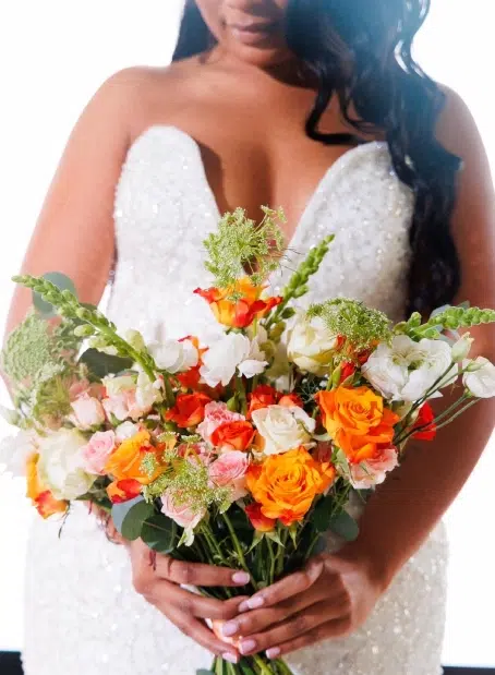 Mariée tenant un bouquet de fleurs coloré